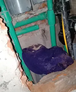 Sửa đường ống nước trong hộp kỹ thuật